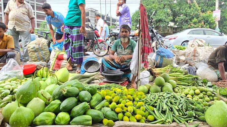 নওগাঁয় চড়া সবজির বাজার, পাইকারিতেই বাড়তি ১০ টাকা